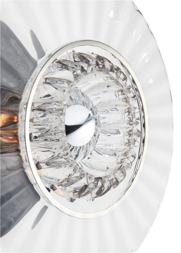 Ovenpå et DESIGN BY US - New Wave Optic Væglampe fyldt med whisky, der viser indviklede mønstre og et glimt af whiskyen fra oven på en lys baggrund.