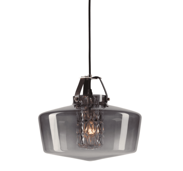 En moderne pendel med en røget grå glasskærm og synligt indviklet pærearmatur, hængende i et sort kabel, DESIGN BY US - Addicted To Us Lampe.