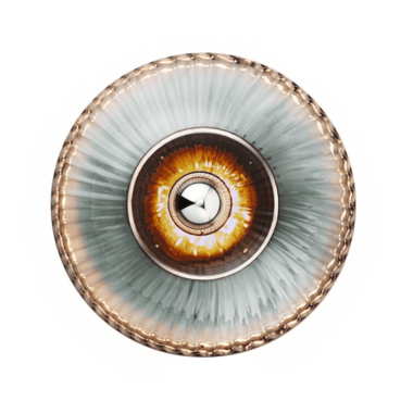 Dekorativ tallerken med et cirkulært design med en detaljeret, øjenlignende illustration i midten, omgivet af udstrålende aqua- og crememønstre med en struktureret kant.