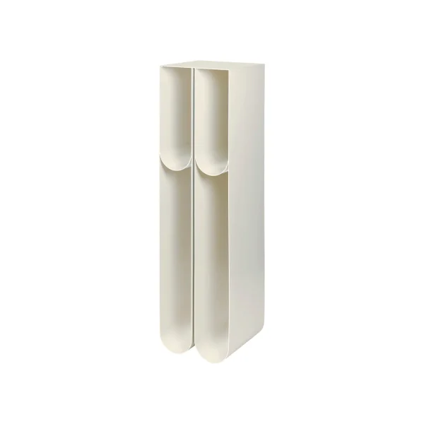 En minimalistisk beige vase med et unikt dobbeltrørsdesign, der smelter sammen i en glat, buet silhuet, sat mod en almindelig hvid baggrund, indbefatter moderne designmøbler-æstetik.