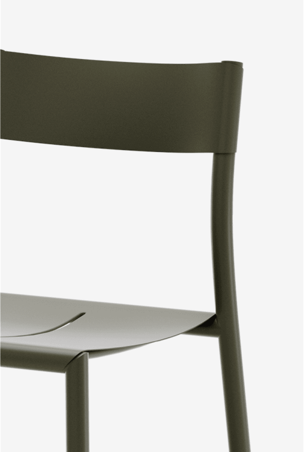 En moderne stol med et slankt design, med et mørkegrønt buet ryglæn og et fladt, afrundet sæde på fire slanke ben. Stolen ses fra en lille vinkel, hvilket understreger dens glatte, minimalistiske stil. Det er perfekt til dem, der sætter pris på TomorrowsDesign i deres interiør.