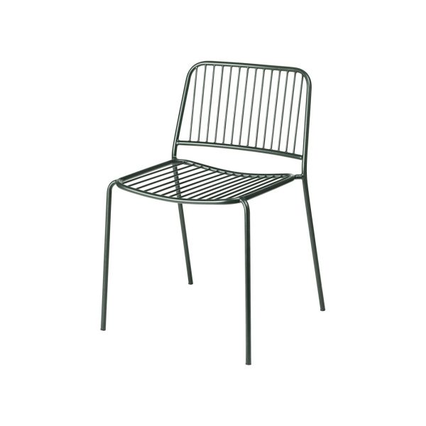 En moderne metalstol i minimalistisk design, med en slank, sort finish med tynde, vandrette lameller på både ryglæn og sæde, sat mod en hvid baggrund.