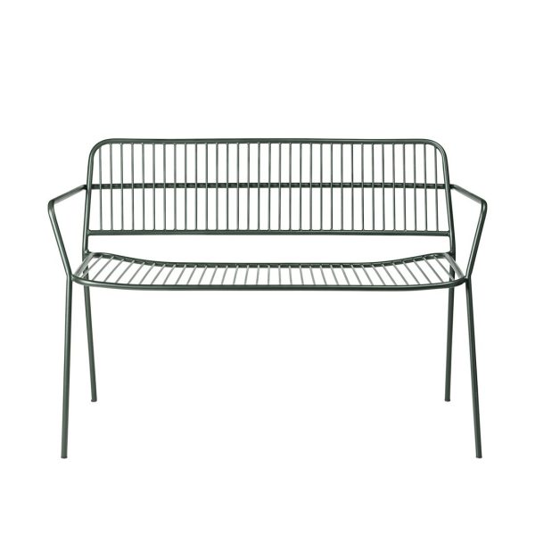 En moderne grøn metalhavebænk med et TomorrowsDesign-gitterdesign på sæde og ryglæn. Bænken har armlæn og er sat mod en hvid baggrund.