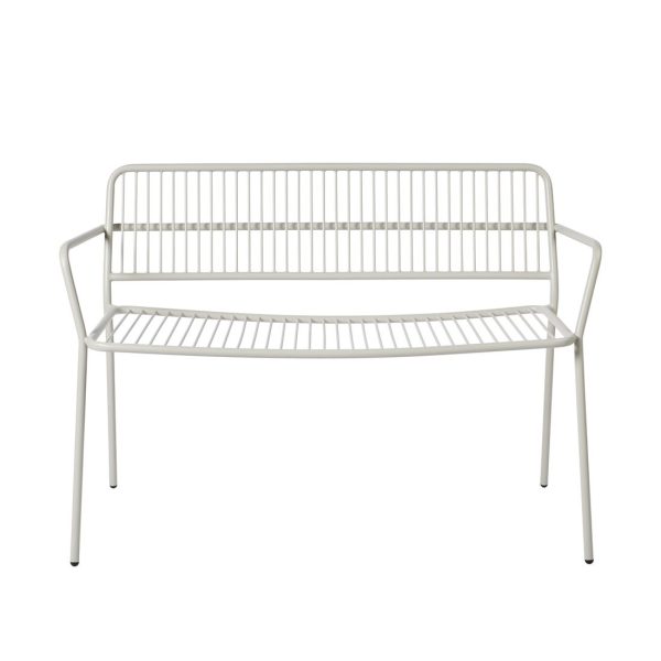 En minimalistisk hvid metalbænk med vandret lamelryg og sædedesign, med afrundede armlæn og et enkelt, robust stel fra vores eksklusive designmøbler-kollektion.
