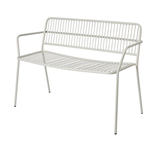 En moderne, minimalistisk to-personers metalbænk malet i lysegrå, med vandret lameldesign på ryglæn og sæde, isoleret på en hvid baggrund. Dette stykke er et udstillingsvindue fra TomorrowsDesign.