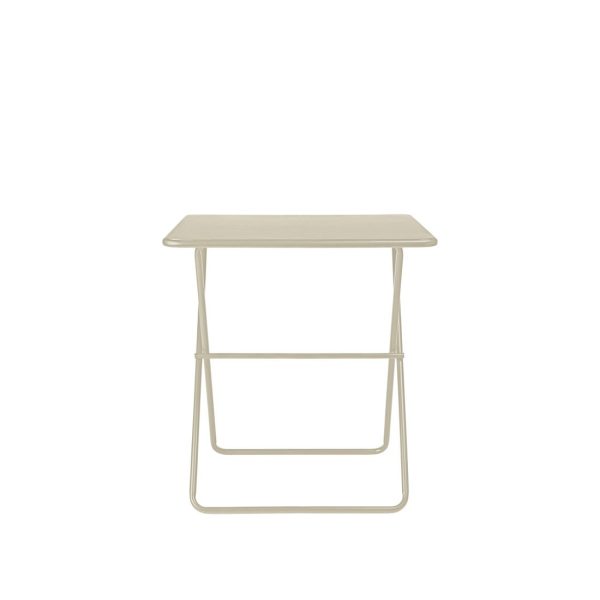 Et minimalistisk beige sammenklappeligt sidebord med en rektangulær plade og en enkel metalramme fra TomorrowsDesign, isoleret på en hvid baggrund.