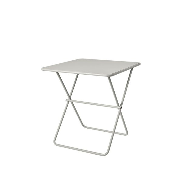 Et enkelt, moderne gråt klapbord med en firkantet plade og en x-formet metalramme fra TomorrowsDesign, isoleret på en hvid baggrund.