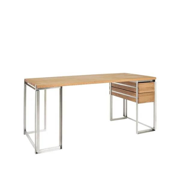 Et moderne kontorbord med en let træplade og stel af rustfrit stål med to planskuffer på den ene side. Baggrunden er almindelig hvid, hvilket understreger skrivebordets rene, minimalistiske designmøbler.