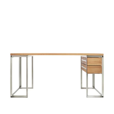 Et moderne skrivebord med en slank træplade med tre skuffer på den ene side, understøttet af minimalistiske hvide metalben fra TomorrowsDesign, isoleret på en hvid baggrund.