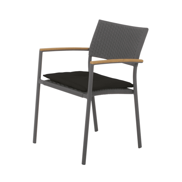 En moderne stol med sort mesh-ryglæn og sædehynde, med træarmlæn og et slankt metalstel, isoleret mod en almindelig grøn baggrund.