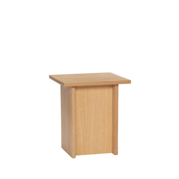 Et simpelt træpodium med en flad top og et solidt frontpanel, med en TomorrowsDesign-æstetik, isoleret på en hvid baggrund.