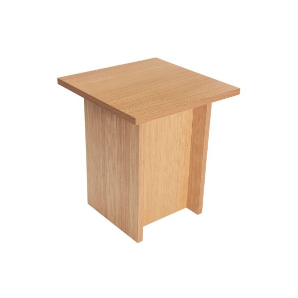 Et simpelt træpodium med en flad top og et skrå frontpanel, designet af TomorrowsDesign, isoleret på en hvid baggrund.