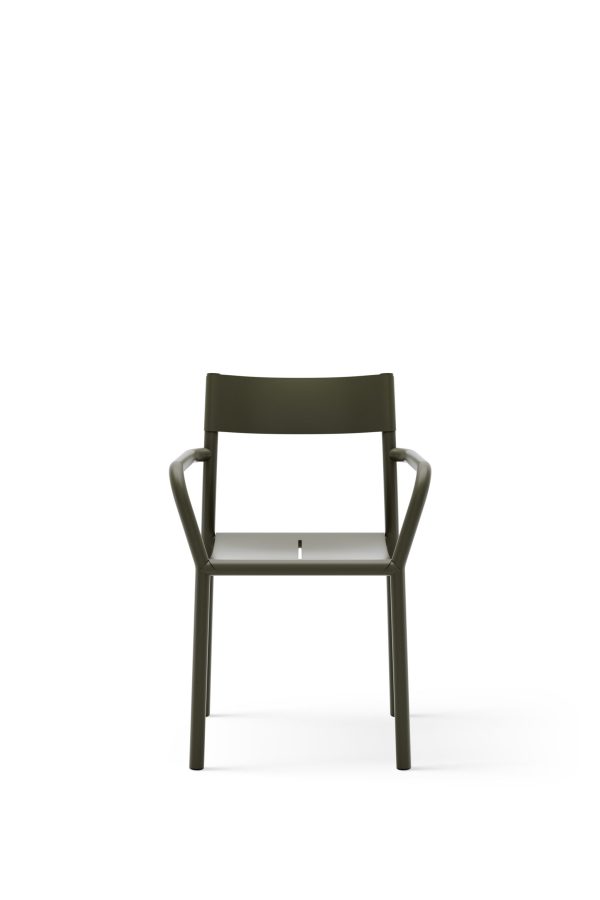 En moderne May Havestol stol med metalstel og enkle armlæn, vist på en almindelig hvid baggrund.