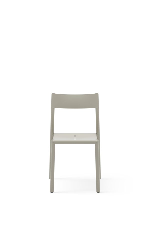 En moderne, minimalistisk grå stol med firkantet designmøbler-inspireret design, stående på en almindelig hvid baggrund. Stolen har et solidt sæde og et fladt ryglæn, ideel til moderne rum.