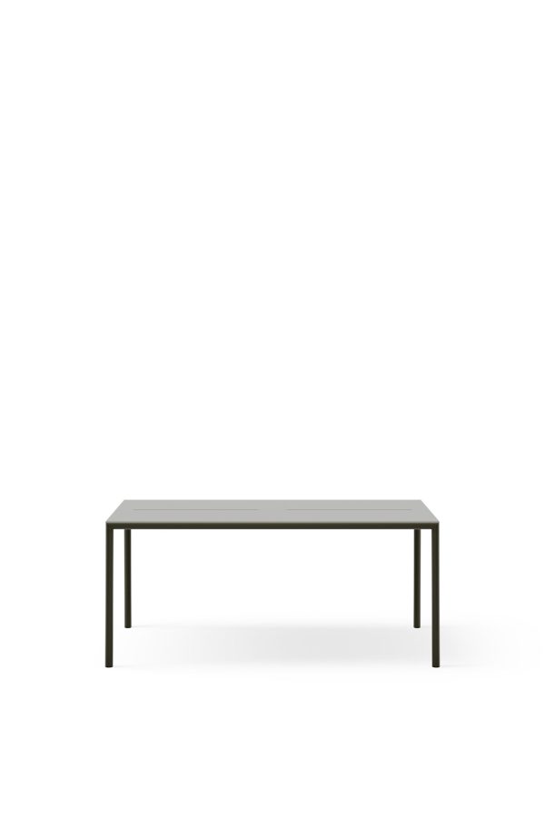 Et minimalistisk moderne bord med en rektangulær glasplade og tynde sorte metalben, isoleret på en hvid baggrund, der afspejler moderne design.