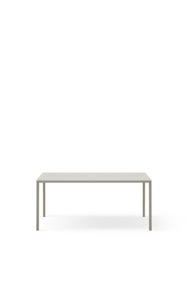 Et minimalistisk lysegråt bord med en glat overflade og tynde, lige ben, udstillet mod en almindelig hvid baggrund, repræsenterer perfekt TomorrowsDesigns principper i interiøret.
