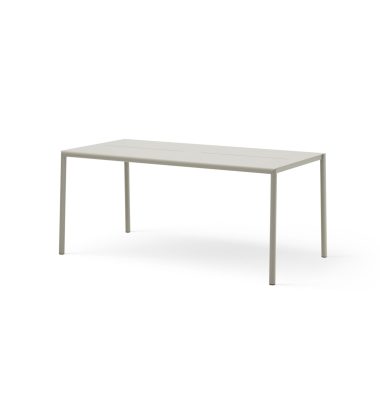 Et almindeligt rektangulært bord med et minimalistisk design, med en glat, flad top og fire slanke ben, vist mod en solid hvid baggrund i et interiør.