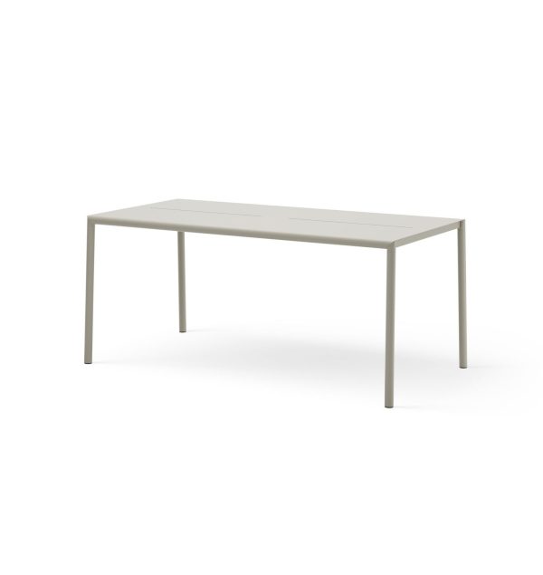 Et almindeligt rektangulært bord med et minimalistisk design, med en glat, flad top og fire slanke ben, vist mod en solid hvid baggrund i et interiør.