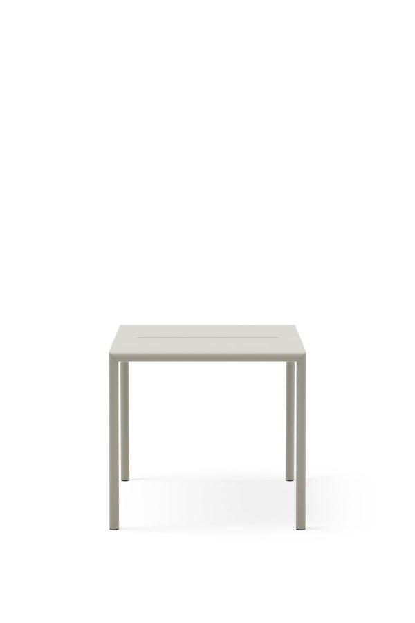 Et enkelt, moderne lysegråt bord med rektangulær plade og fire ben fra TomorrowsDesign, stående mod en almindelig hvid baggrund.
