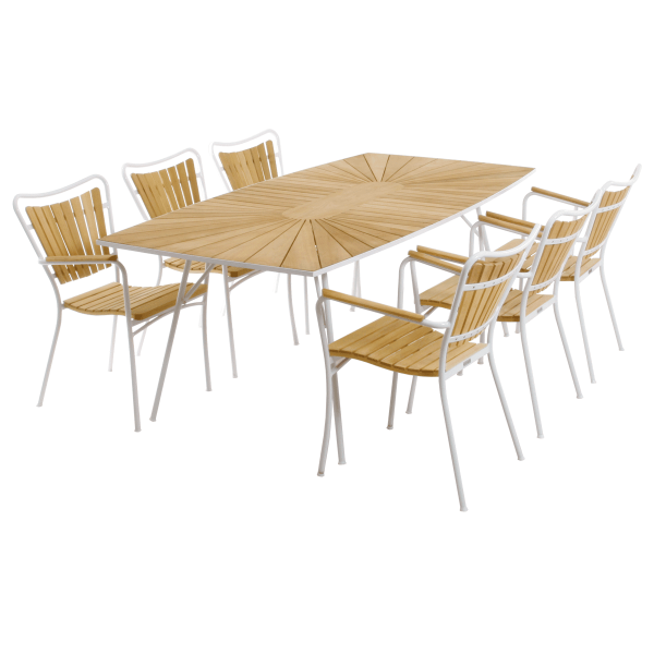 Et rektangulært udendørs spisebord i træ med seks hvide designmøbler metalstole, hver stol med trælameller på sæde og ryglæn, udstillet mod en almindelig grøn baggrund.