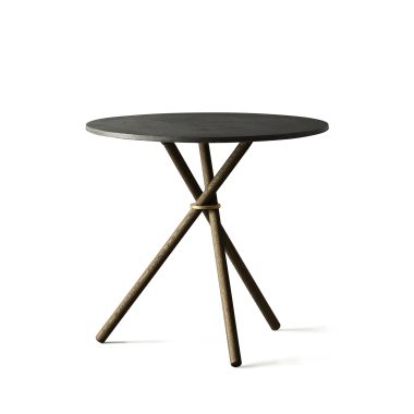 Et enkelt, moderne EBERHART - Aldric Cafébord Ø80 med en mørk top og tre skrå træben, placeret i en trekantet formation, isoleret mod en almindelig hvid baggrund.