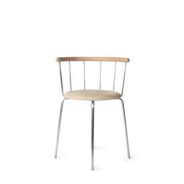 En moderne EBERHART - Babette Spisebordsstol med et buet træryglæn og et lys beige sæde, understøttet af slanke, krombehandlede metalben mod en hvid baggrund.