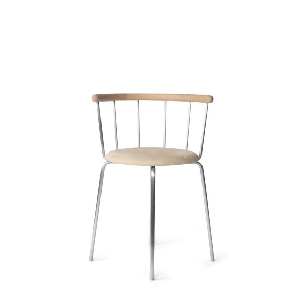 En moderne EBERHART - Babette Spisebordsstol med et buet træryglæn og et lys beige sæde, understøttet af slanke, krombehandlede metalben mod en hvid baggrund.