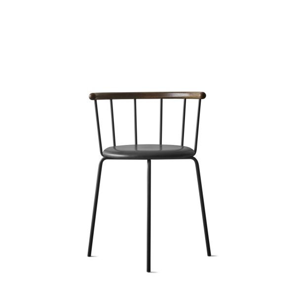 En moderne EBERHART Babette Spisebordsstol med sort lædersæde og slanke metalben, med et buet træryglæn med lodrette spindler. stolen er sat mod en almindelig hvid baggrund.