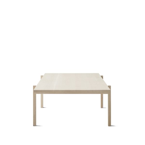 En minimalistisk EBERHART - Eugene Sofabord med en let finish, med en enkel, rektangulær top og fire slanke ben, isoleret på en hvid baggrund.