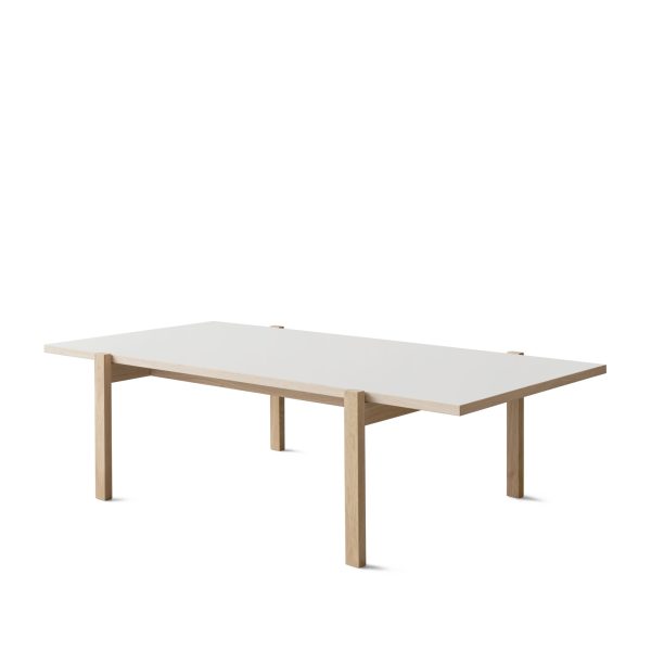 En minimalistisk, rektangulær EBERHART - Eugene Sofabord med en træramme og -ben, stående på en almindelig, lys baggrund.