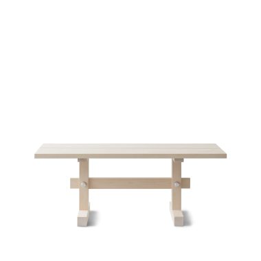 Et minimalistisk EBERHART MØBLER - Evonne Bænk 120 med en rektangulær top og robuste ben, sat mod en almindelig hvid baggrund.