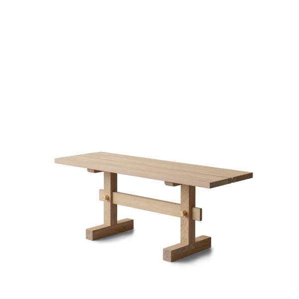 En minimalistisk EBERHART - Evonne Bænk 120 med en planketop og robuste vandrette og lodrette understøtninger, isoleret på en hvid baggrund.