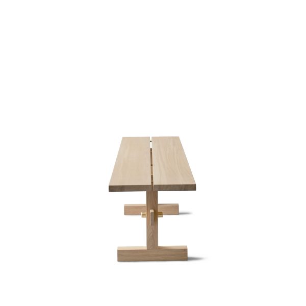 En minimalistisk EBERHART - Evonne Bænk 180 med en rektangulær top og en central sokkelbund forbundet med et vandret hængsel, sat mod en almindelig hvid baggrund fra TomorrowsDesign.