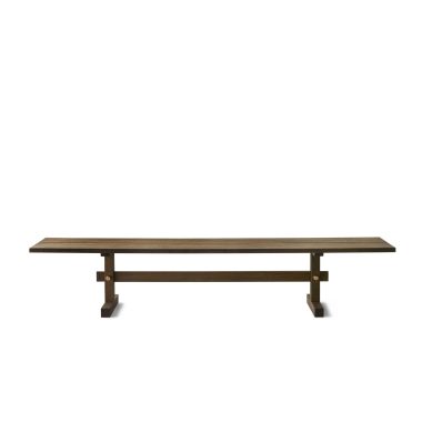 En lang træbænk med et enkelt design, med et fladt sæde understøttet af to robuste metalben, isoleret mod en almindelig hvid baggrund. Dette er EBERHART - Evonne Bænk 240.