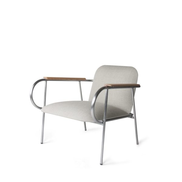 En moderne EBERHART - Fausto Lænestol med et slankt design, med en kombination af gråt polstring, en buet metalramme og et træarmlæn, isoleret på en hvid baggrund.