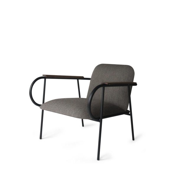 En moderne lænestol med mørkegrå polstring og et elegant sort metalstel, isoleret på en hvid baggrund. EBERHART - Fausto Lænestol har et buet armlæn på den ene side.