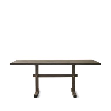 Et rektangulært spisebord i træ (EBERHART - Gaspard Spisebord 180) med en robust metalramme, med to fremtrædende tværbjælker på benene, isoleret mod en almindelig hvid baggrund.