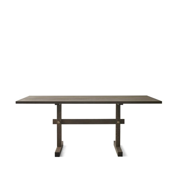 Et rektangulært spisebord i træ (EBERHART - Gaspard Spisebord 180) med en robust metalramme, med to fremtrædende tværbjælker på benene, isoleret mod en almindelig hvid baggrund.