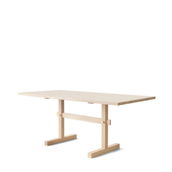 En minimalistisk EBERHART - Gaspard Spisebord 180 med en flad, rektangulær top og en bukkebase, isoleret på en almindelig hvid baggrund. skrivebordet er blottet for alle genstande, hvilket understreger dets rene design.