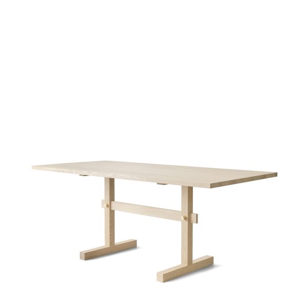 En minimalistisk EBERHART - Gaspard Spisebord 180 med en rektangulær top og robuste ben, vist mod en almindelig hvid baggrund. bordet fremstår moderne med et funktionelt design, ideelt til moderne rum.