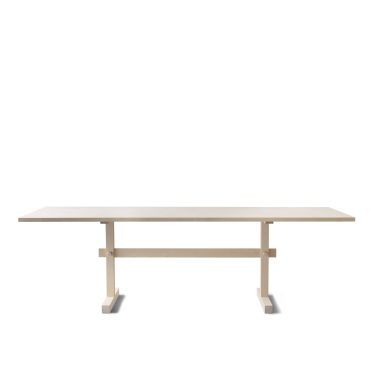 En moderne, minimalistisk EBERHART - Gaspard Spisebord 240 med en beige bordplade og en enkel, robust metalramme, isoleret mod en hvid baggrund.