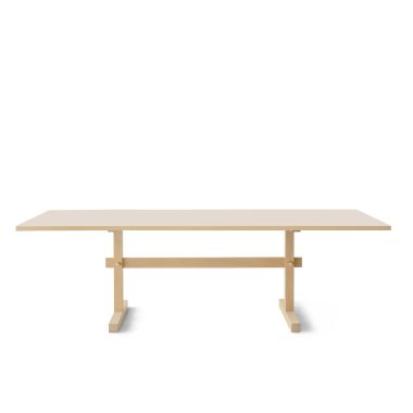 Et minimalistisk rektangulært spisebord, EBERHART - Gaspard Spisebord 240, med en lys beige bordplade og en enkel træbund, sat mod en almindelig hvid baggrund.