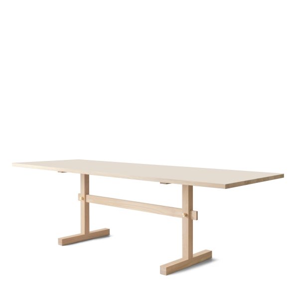 Et minimalistisk rektangulært bord med en beige bordplade og lyse træben på en almindelig hvid baggrund. designet er enkelt, med fokus på rene linjer og funktionalitet. EBERHART - Gaspard Spisebord 240