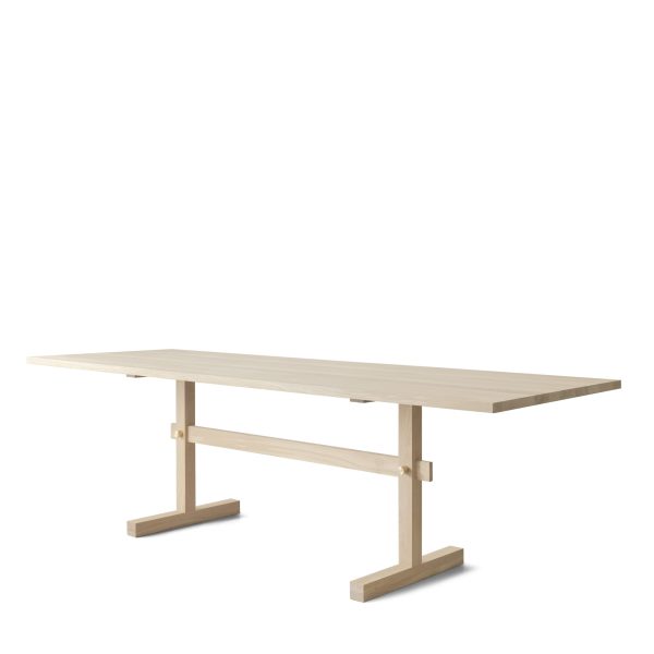 En EBERHART - Gaspard Spisebord 240 med en lys beige træbordplade og en enkel, robust metalramme, isoleret på en almindelig hvid baggrund.
