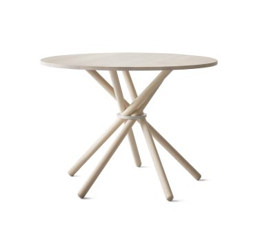 En moderne, rund EBERHART - Hector Spisebord 105 med et unikt basedesign med sammenlåsende lyse træben. bordet står på en almindelig hvid baggrund.