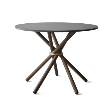 Rundt gråt bord med et unikt basedesign med sammenlåsende træben, isoleret på en hvid baggrund til TomorrowsDesign.