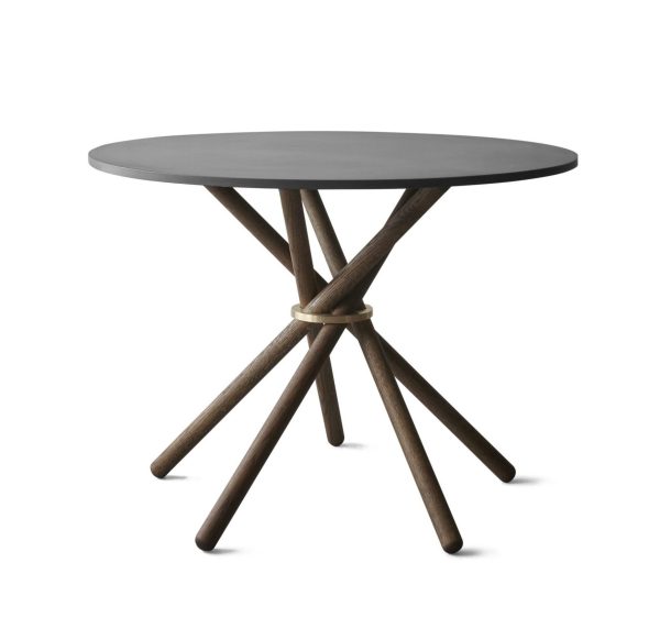 Rundt gråt bord med et unikt basedesign med sammenlåsende træben, isoleret på en hvid baggrund til TomorrowsDesign.