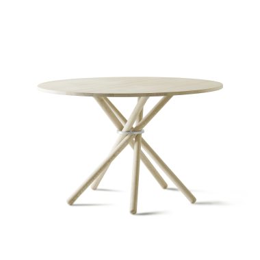 En moderne rund træ EBERHART - Hector Spisebord 120 med et unikt sammenlåsende bendesign, sat mod en almindelig hvid baggrund.