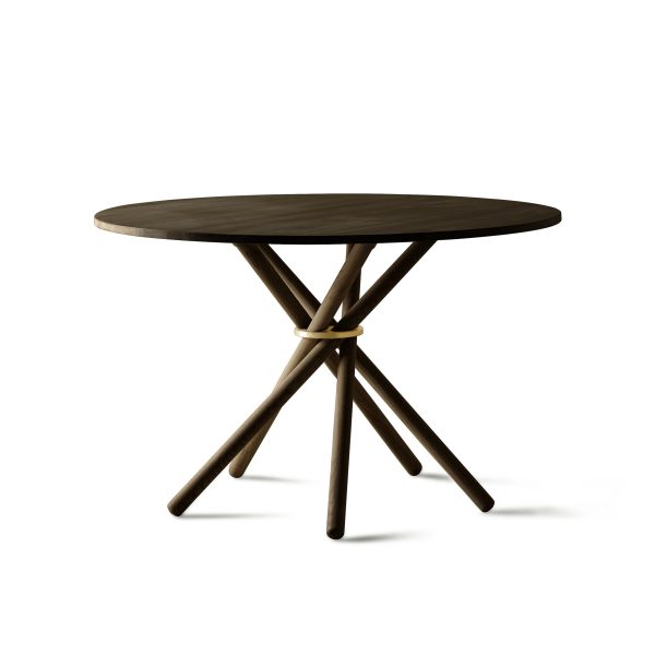 Et rundt, mørkt træbord med et kunstnerisk design med flere krydsende ben, sat mod en almindelig hvid baggrund.