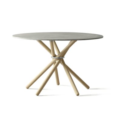 Et moderne rundt bord med en grå plade og en unik, på kryds og tværs designmøbler-sokkel, isoleret på hvid baggrund.